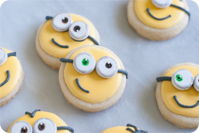 Search Bake at 350 I've done several minion projects in the past (here and here and here), but with the new movie coming out soon I wanted to do something new and different and fun to celebrate! I made these simple, easy minion cookies. They are easy enough that the kids can even help you make them! Really, so simple to make. And you can make them any face you want!